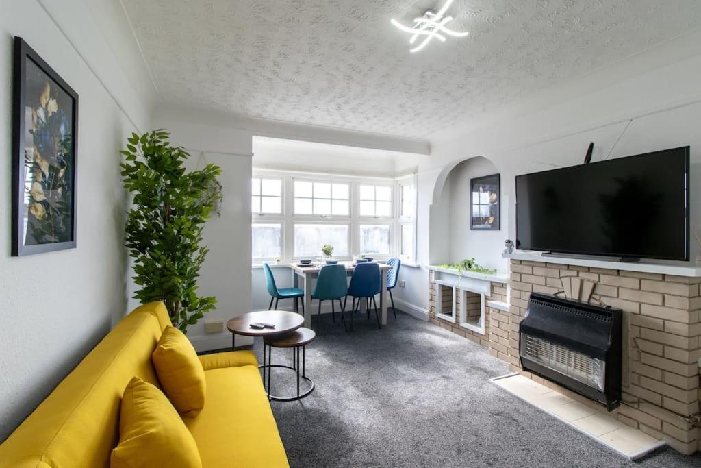 Open Mind Property - Southsea With Free Parking Portsmouth Bagian luar foto