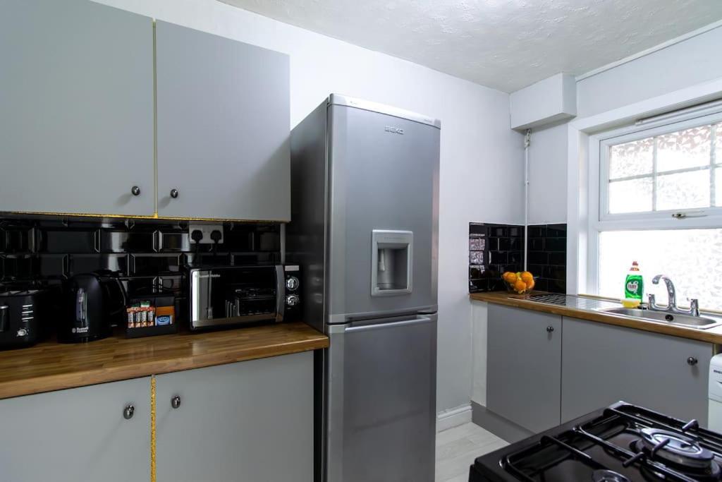 Open Mind Property - Southsea With Free Parking Portsmouth Bagian luar foto