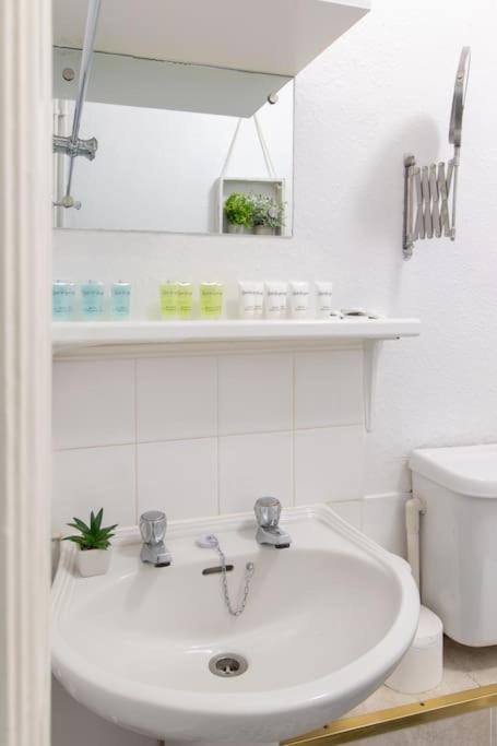 Open Mind Property - Southsea With Free Parking Portsmouth Bagian luar foto