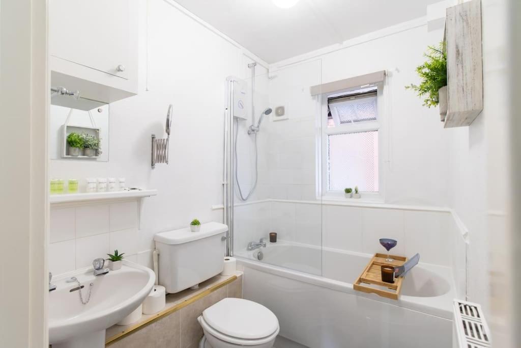 Open Mind Property - Southsea With Free Parking Portsmouth Bagian luar foto