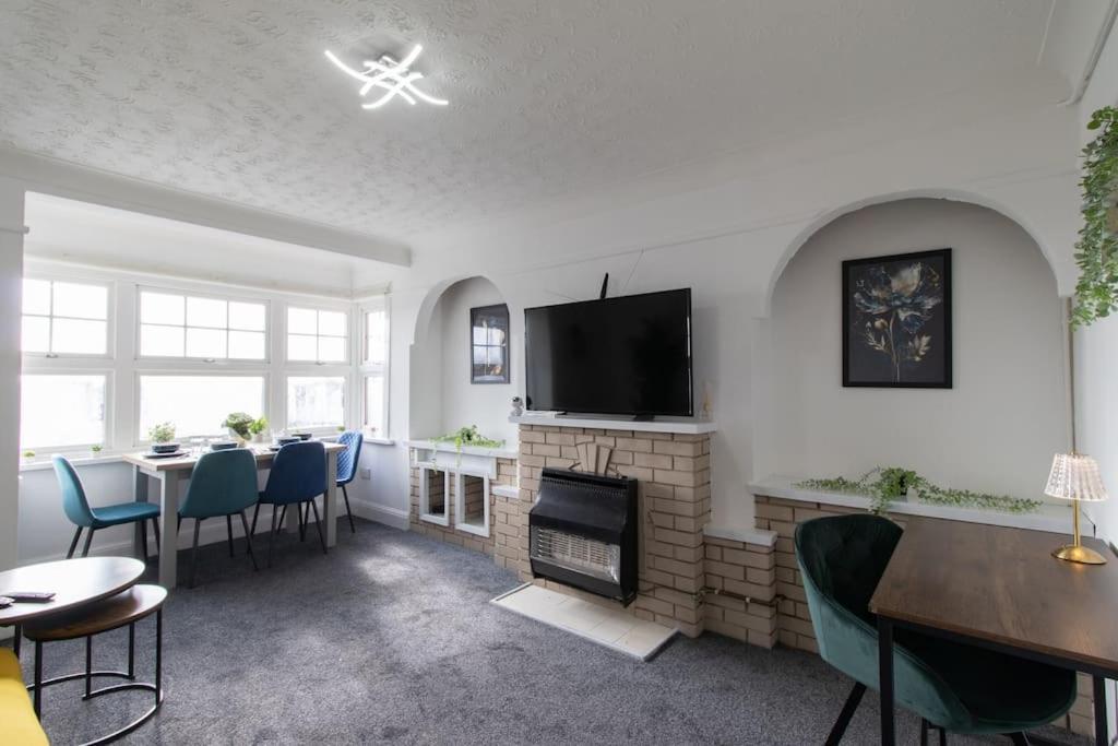 Open Mind Property - Southsea With Free Parking Portsmouth Bagian luar foto