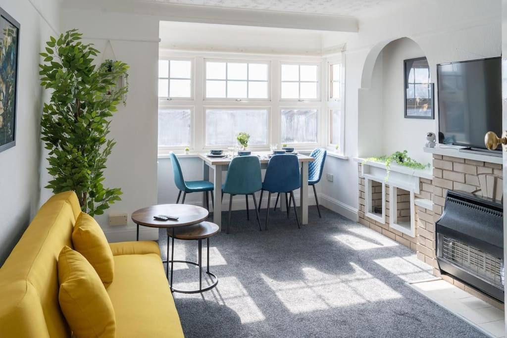 Open Mind Property - Southsea With Free Parking Portsmouth Bagian luar foto